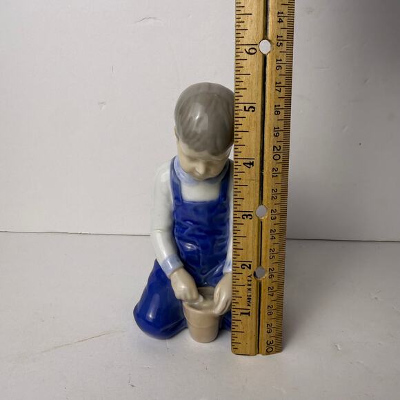 Boy with Bucket Building A Castle, Bing & Grondahl Figurine No. 2127 - Picture 6 of 6